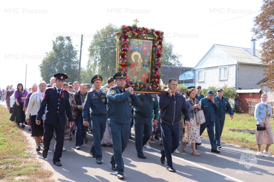 Курские спасатели приняли участие в крестном ходе с иконой «Неопалимая Купина»