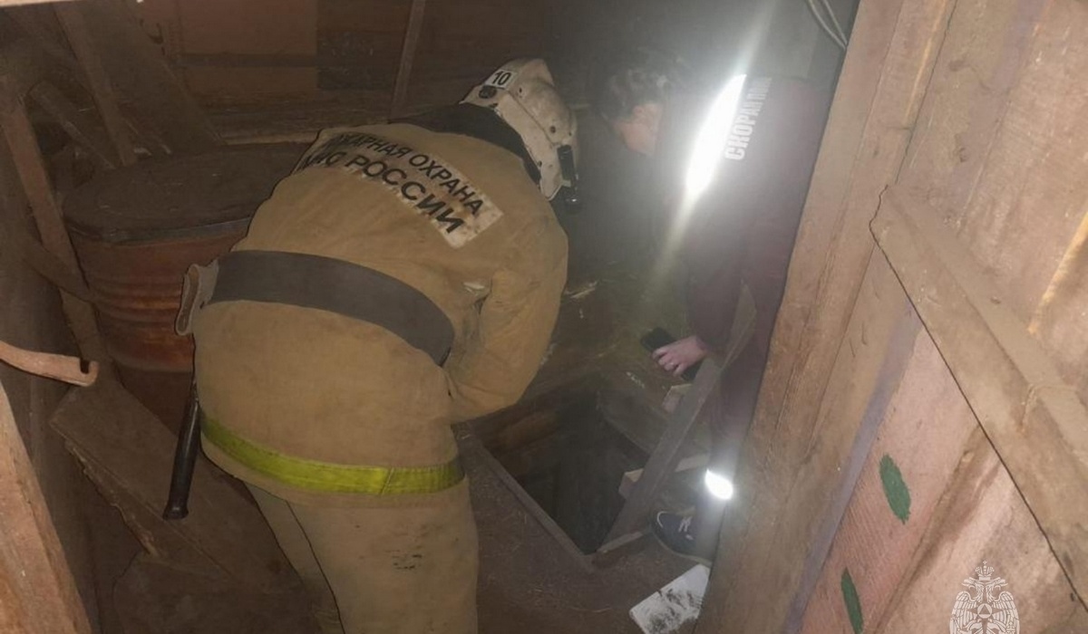 В Курской области спасатели помогли 82-летнему мужчине выбраться из подвала