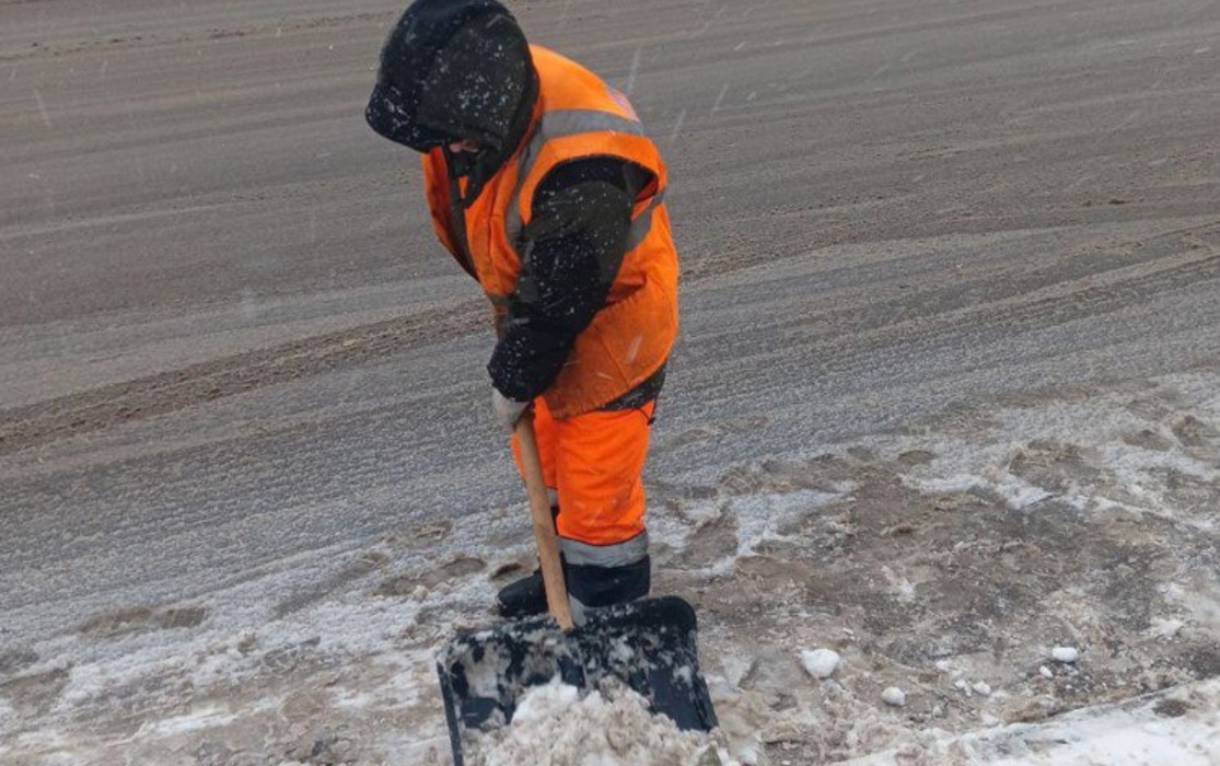 В Курске 29 ноября снег на улицах расчищают 60 рабочих