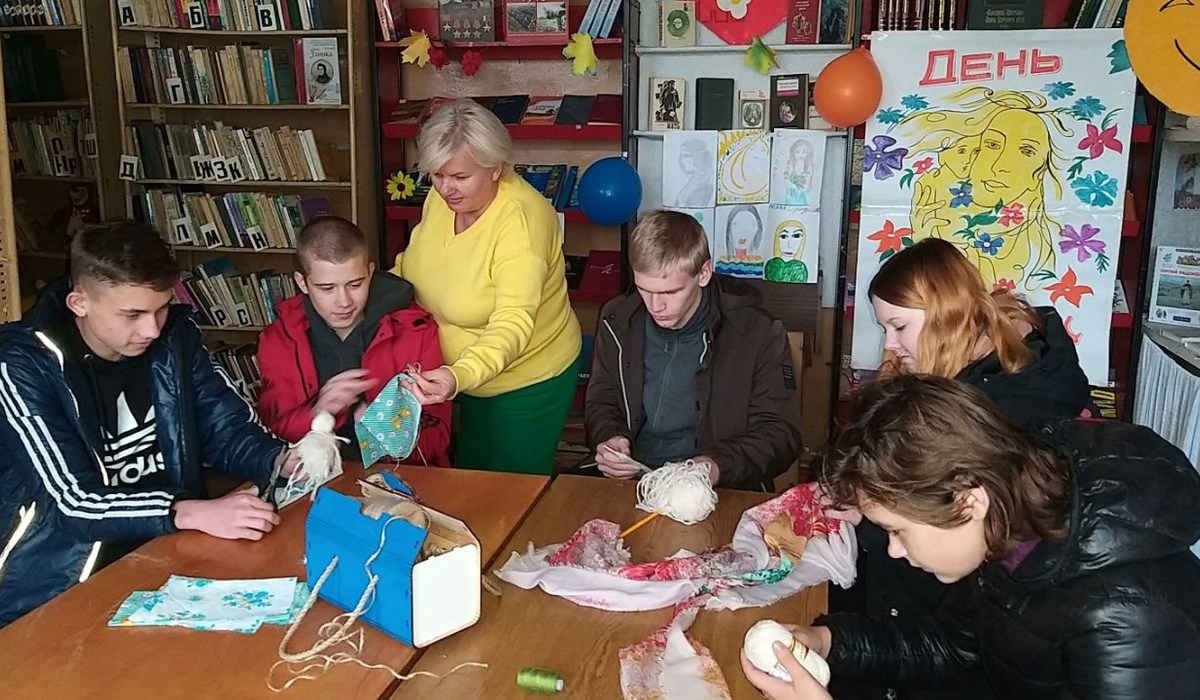 В Льговском районе школьников учили делать народные куклы