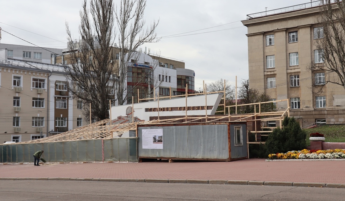В Курске на Красной площади отремонтируют стелу «Героям-курянам»