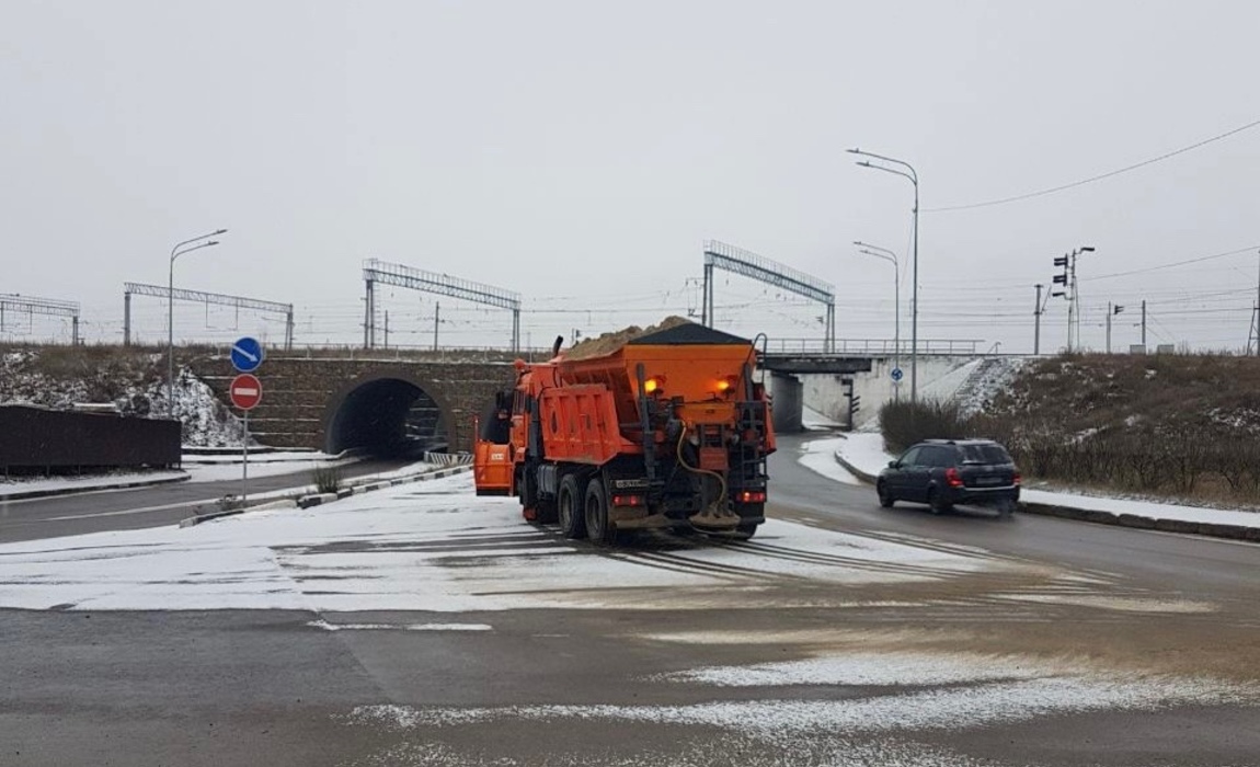 В Курске более 30 спецмашин расчищают улицы от снега