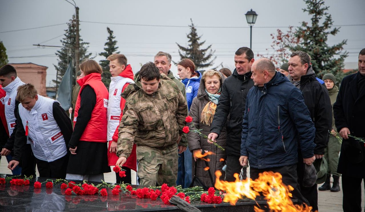 В Курске состоялась церемония возложения цветов, посвящённая Дню народного единства