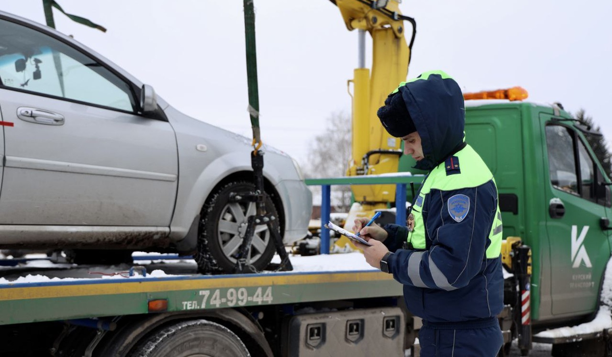 В Курске эвакуировали автомобили, мешающие работе дорожников