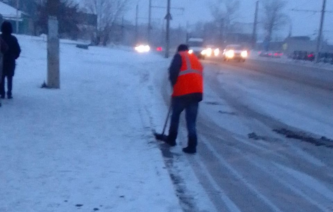 В Курске 65 дорожных рабочих сегодня убирают снег на улицах