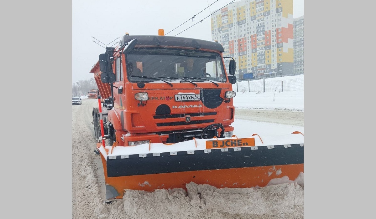 В Курске убирают снег 55 единиц техники и 60 дорожных рабочих
