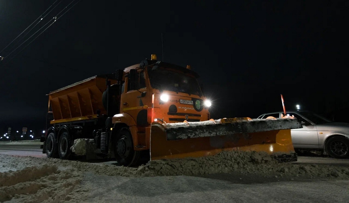 В Курске продолжают устранять последствия снегопада