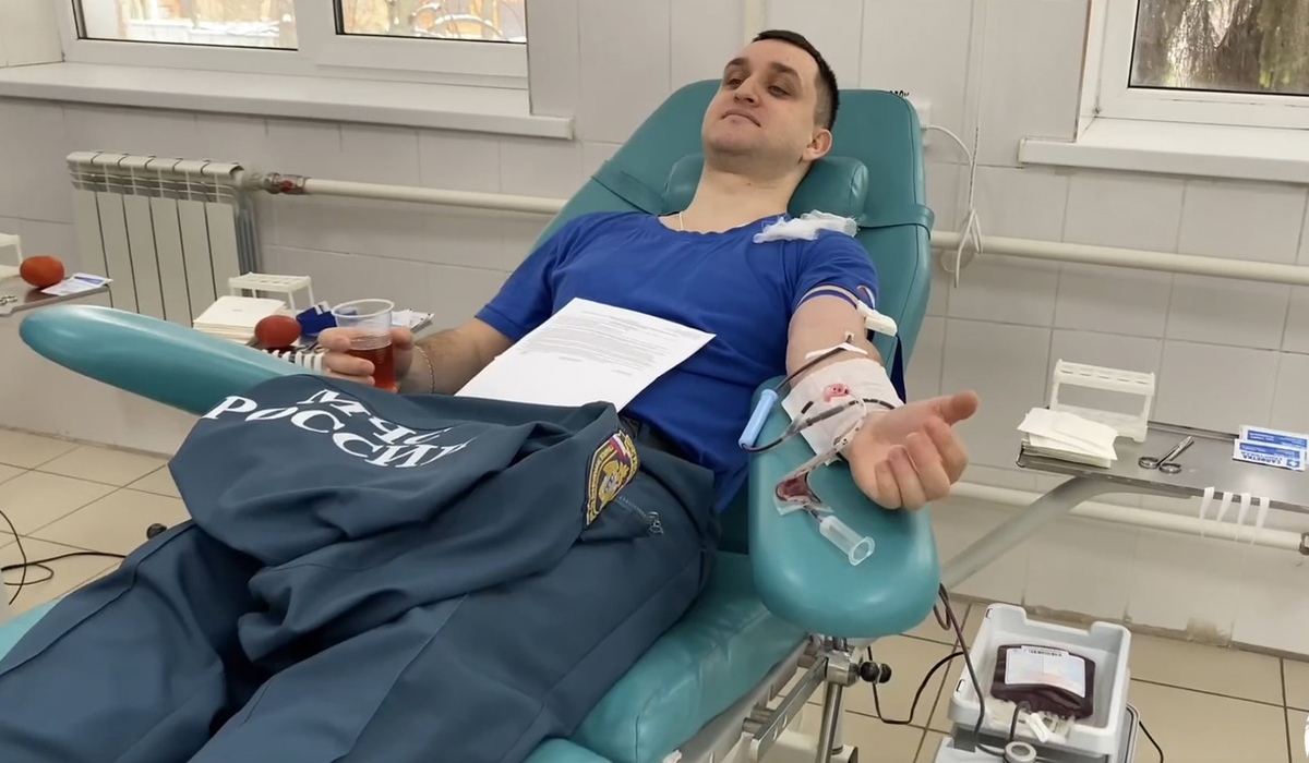 В Курске 30 спасателей сдали 11 литров крови