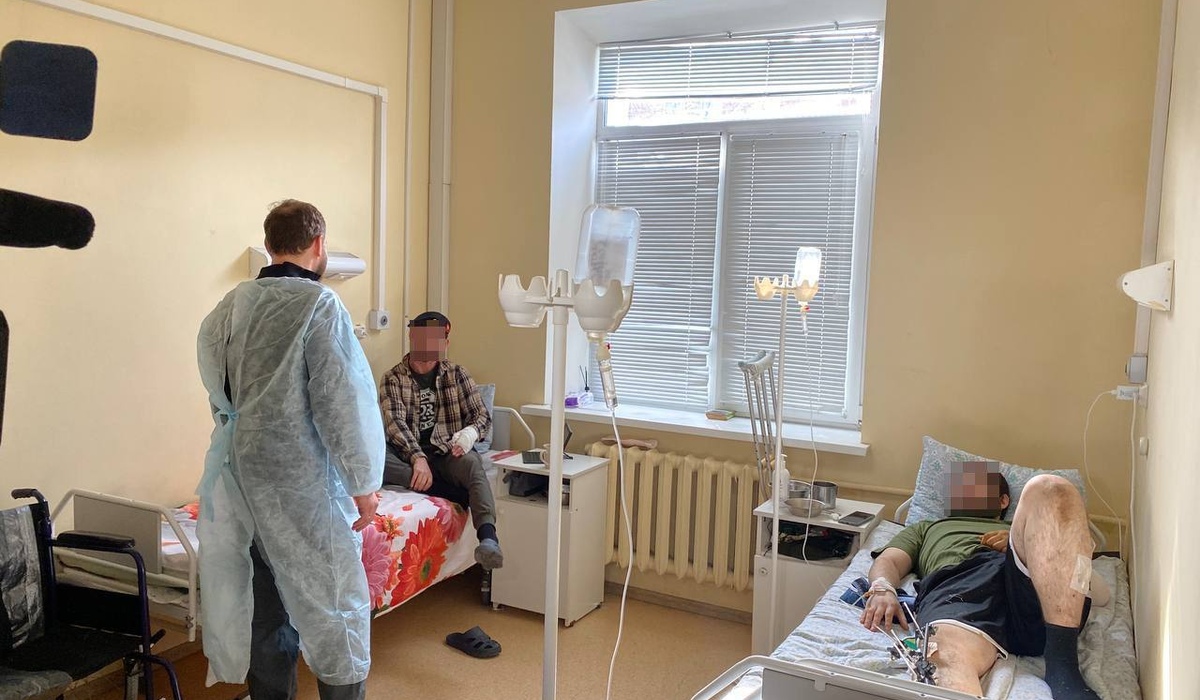 Раненых в Курской области бойцов навестил руководитель ФАДН России
