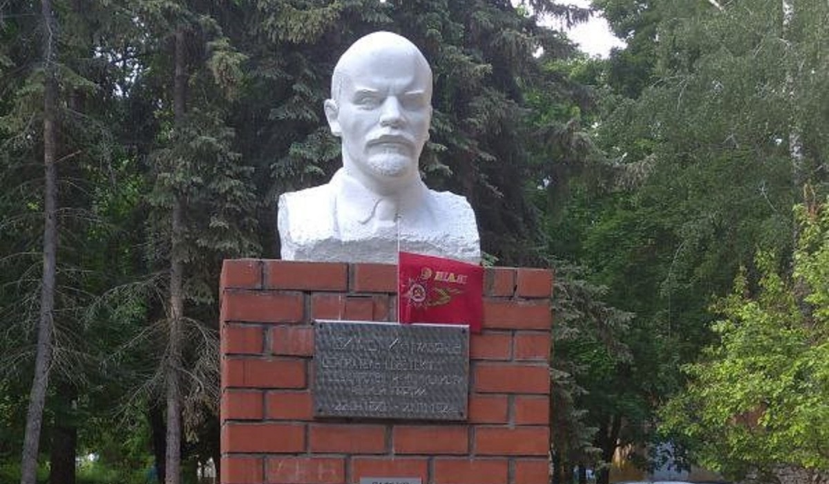 Суд признал памятник Ленину собственностью города Курчатова Курской области