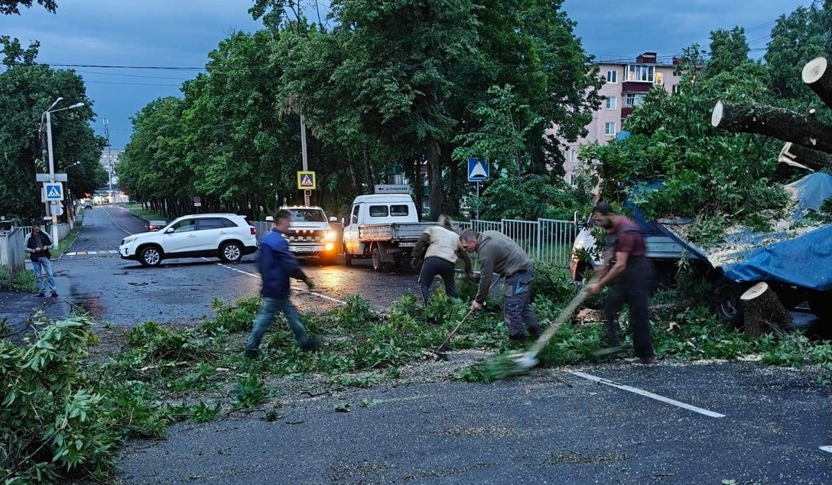 Последствия мощного урагана устраняют в Железногорске Курской области