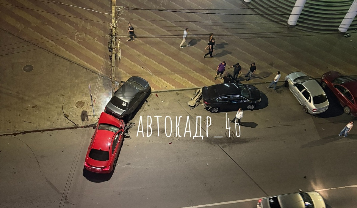 В центре Курска пьяный водитель Mercedes врезался в пять автомобилей