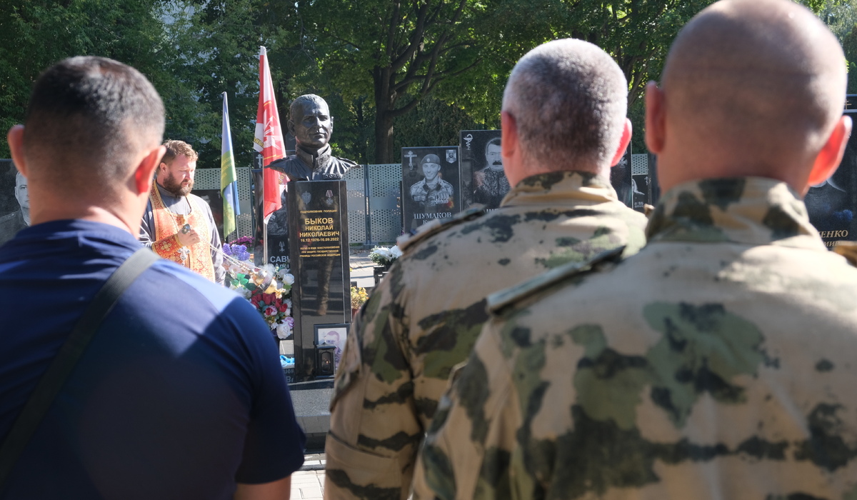 В Курске росгвардейцы почтили память погибшего сотрудника СОБР 