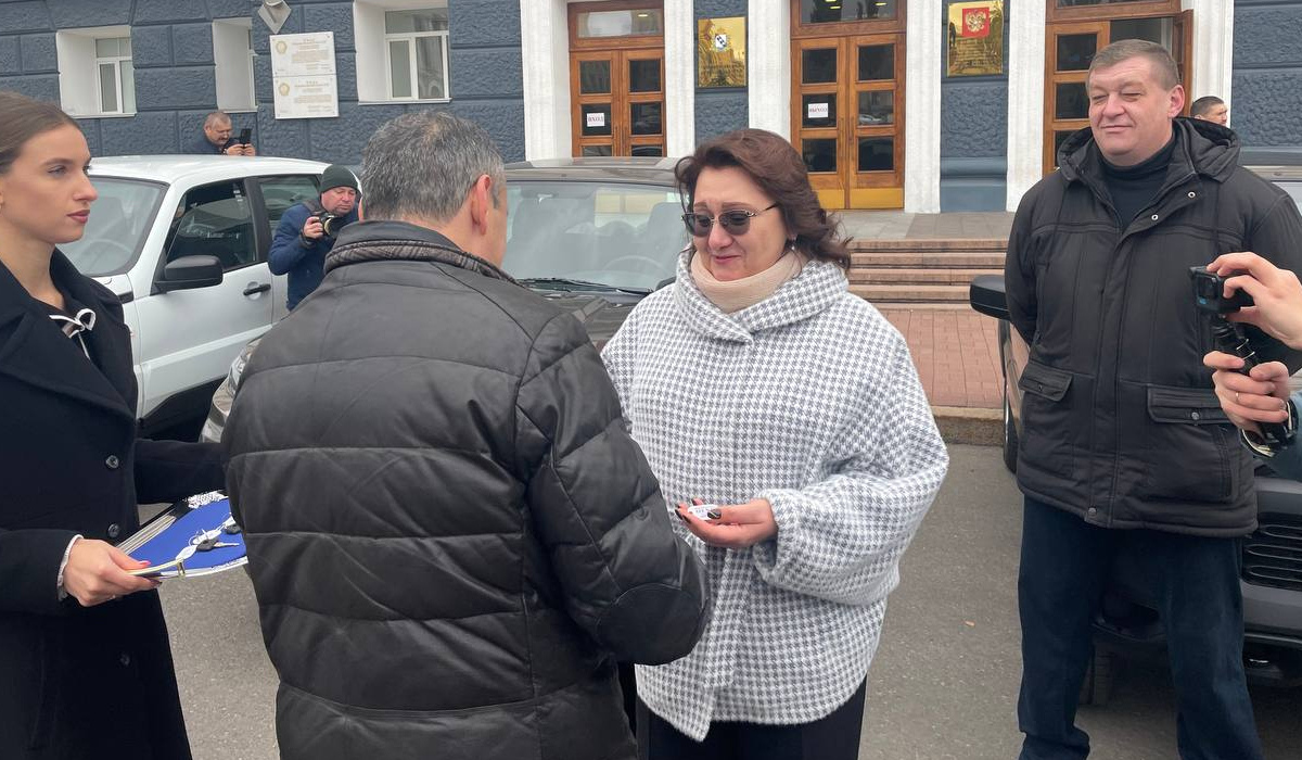 Александр Хинштейн передал ключи от 10 авто главврачам Курска