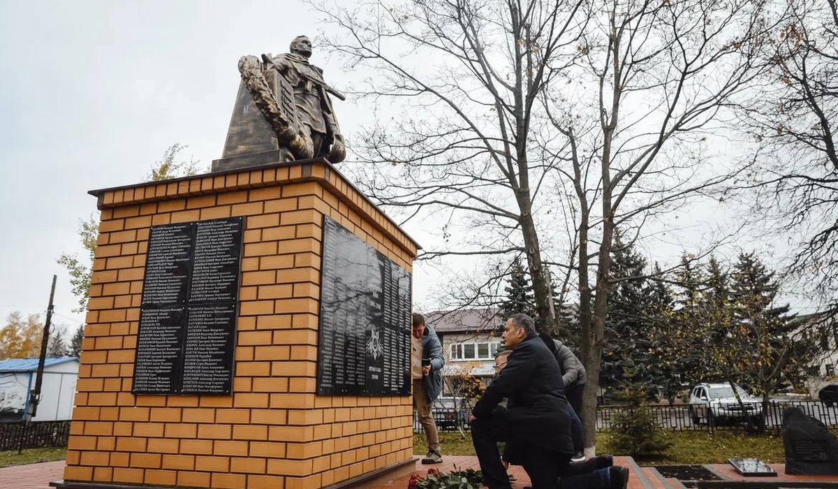 Александр Хинштейн: в Тимском районе привели в порядок «Братскую могилу»