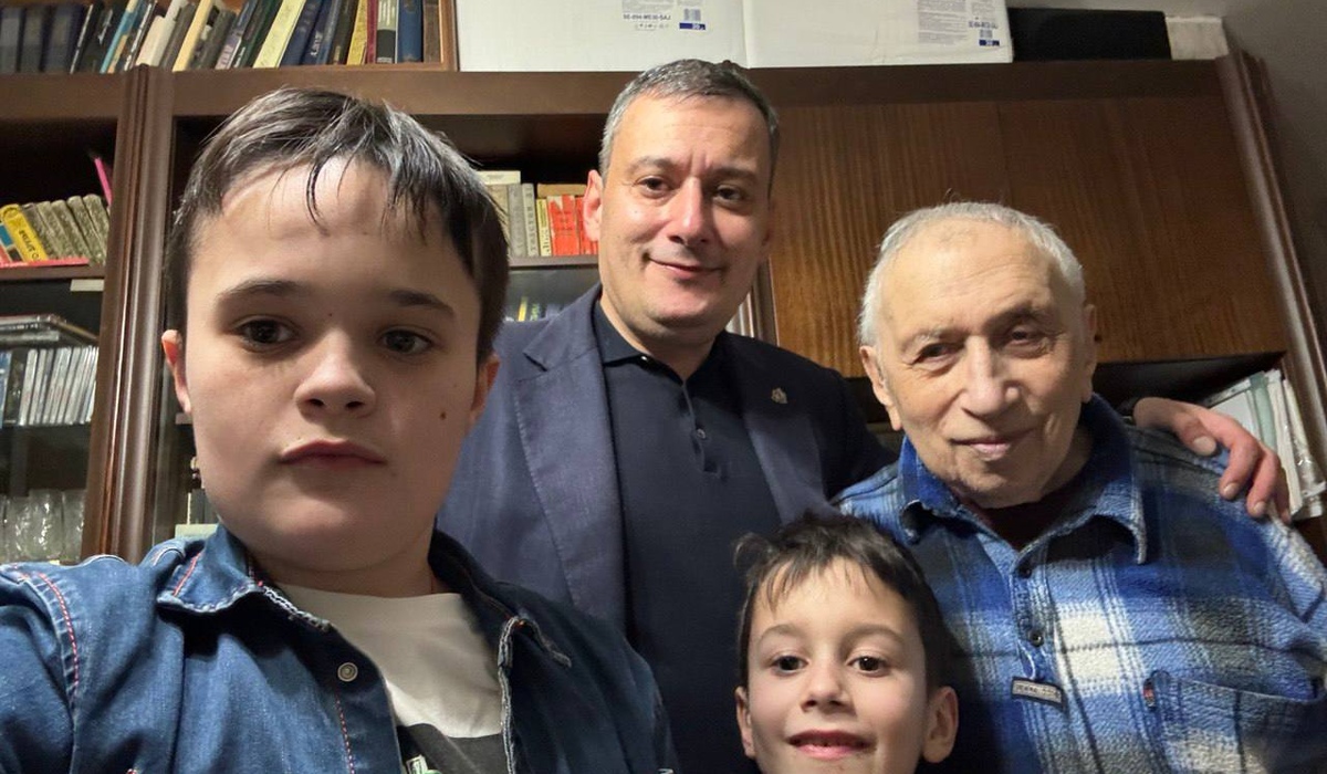 Александр Хинштейн поздравил курян с Днем отца
