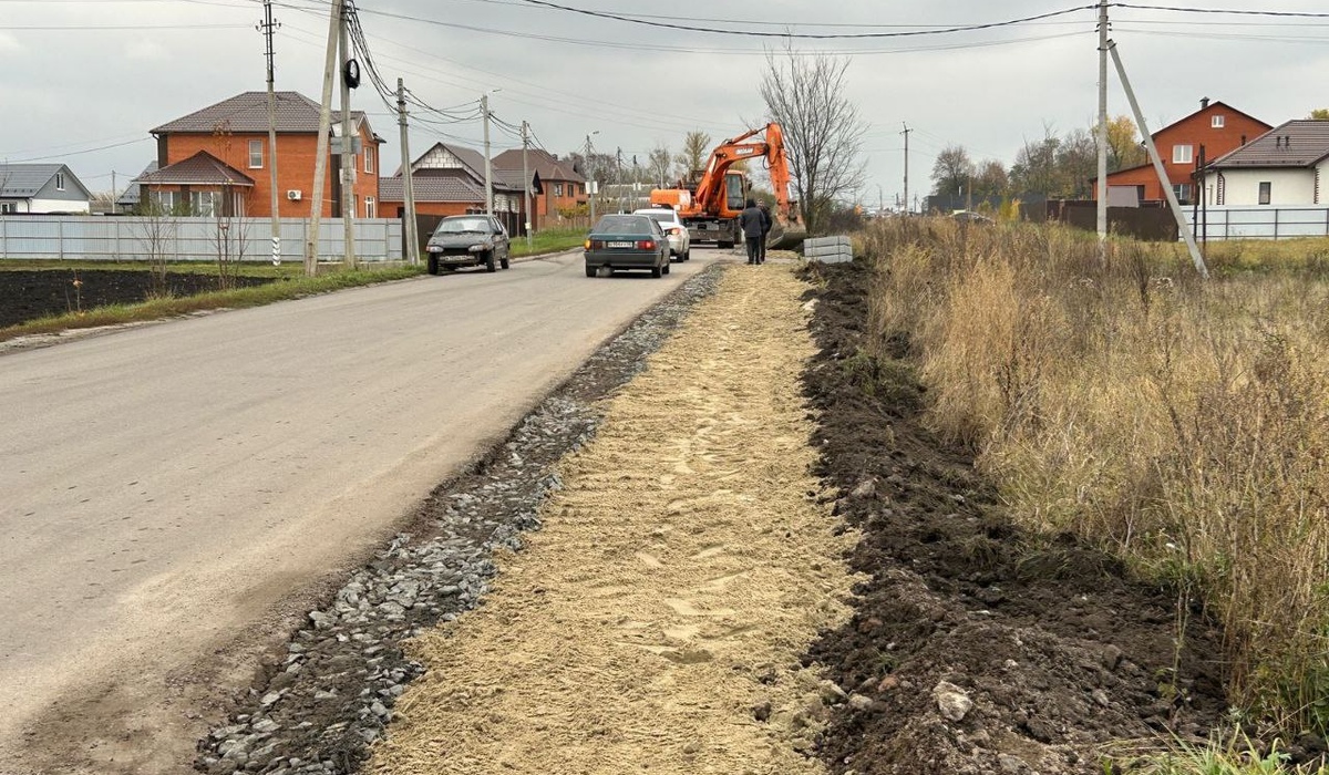 В Курской области начали строительство тротуара в деревне 1-е Цветово