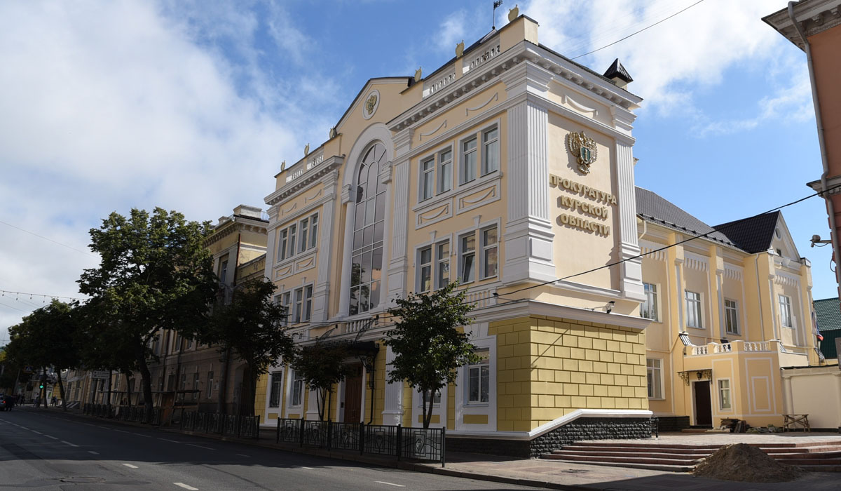 В Курске прокуратура требует компенсацию за некачественную укладку асфальта