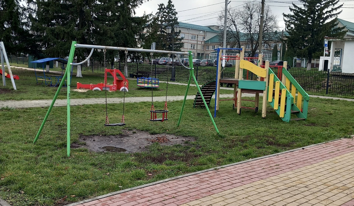 В поселке Медвенка Курской области благоустраивают парк 1 Мая