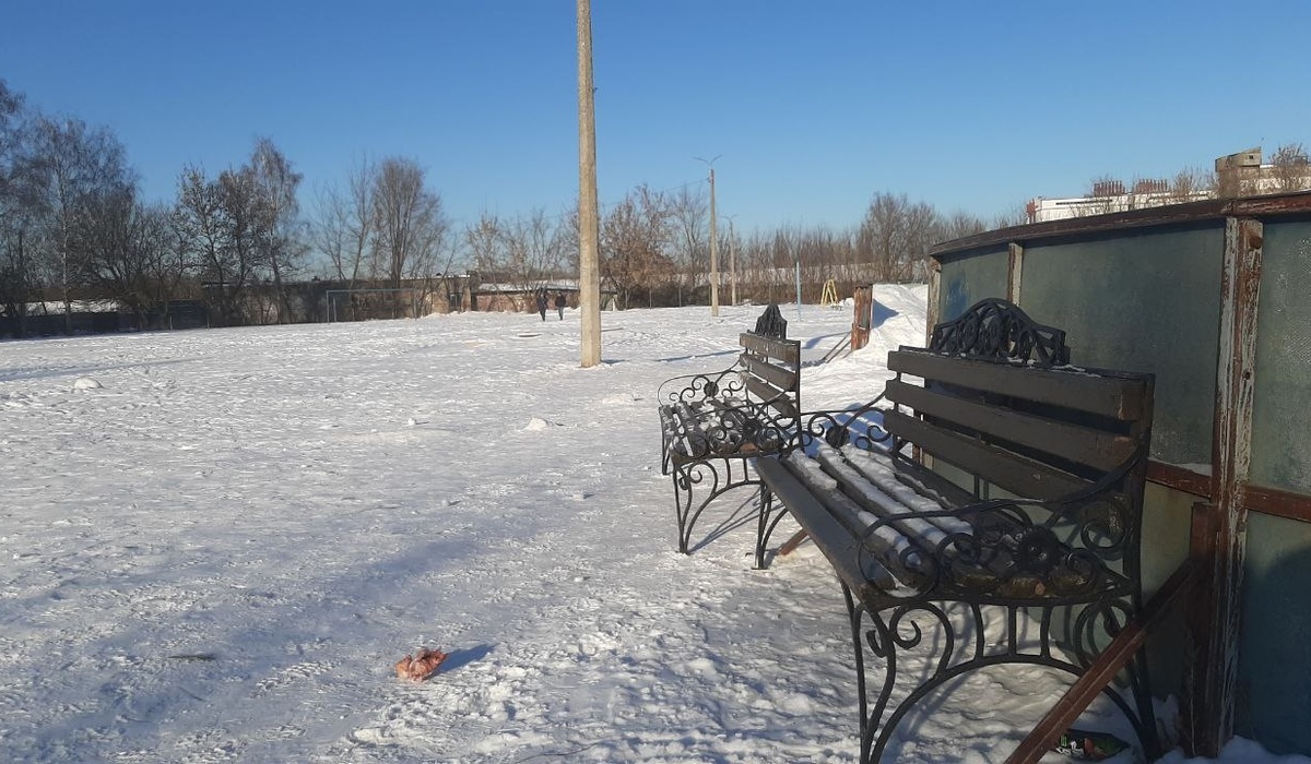 На катках школ №56 и №52 в Курске установили лавочки