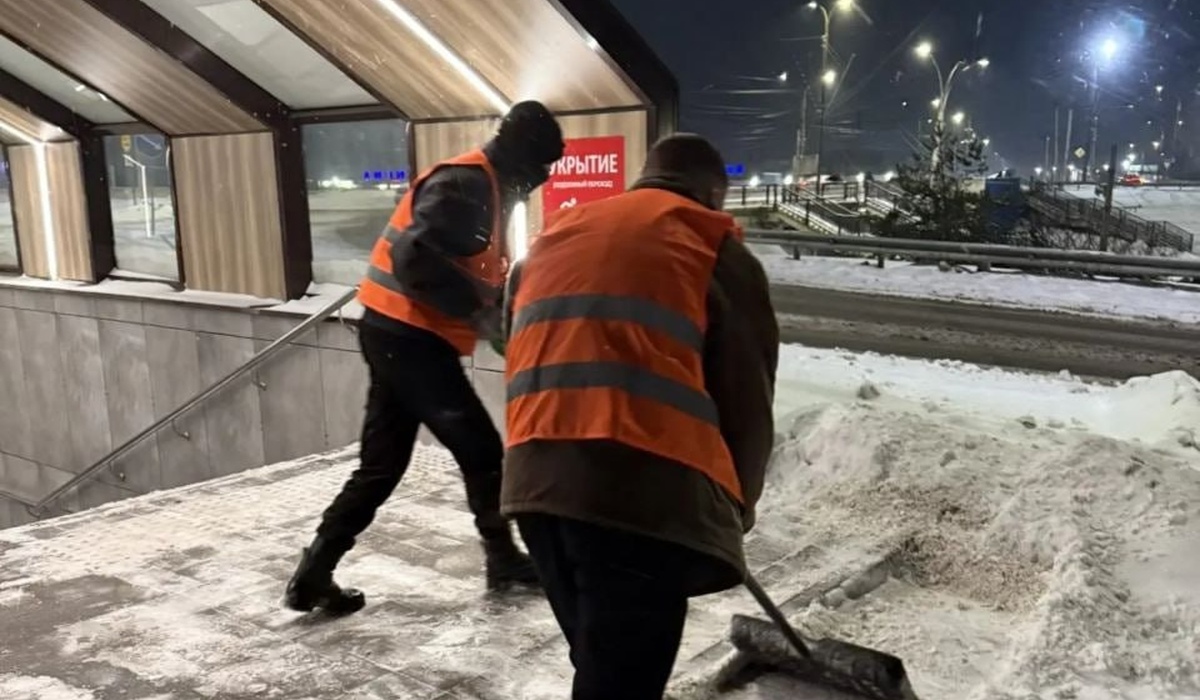 В Курске приводят в порядок подземные переходы после снегопадов