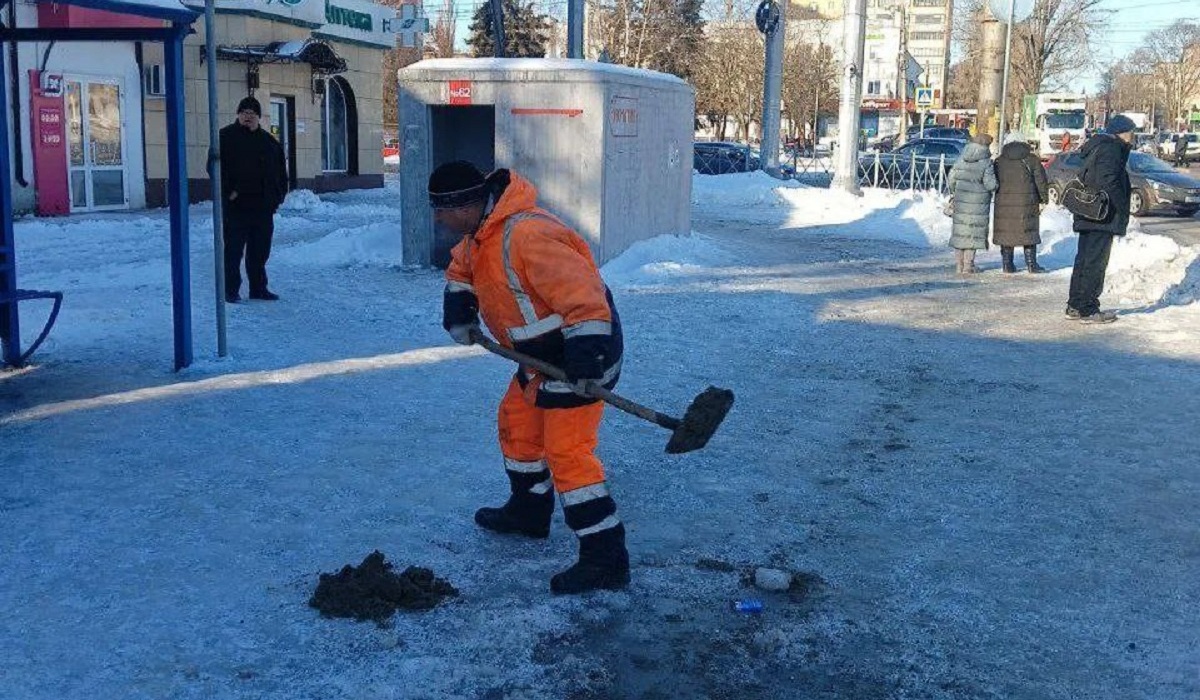 Глава Курска проверил обработку подходов к школам и детсадам