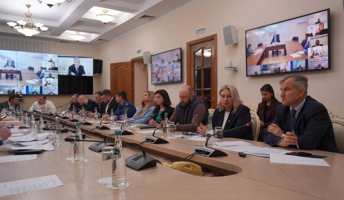 В Курской области провели совещание по борьбе со снегом и наледью