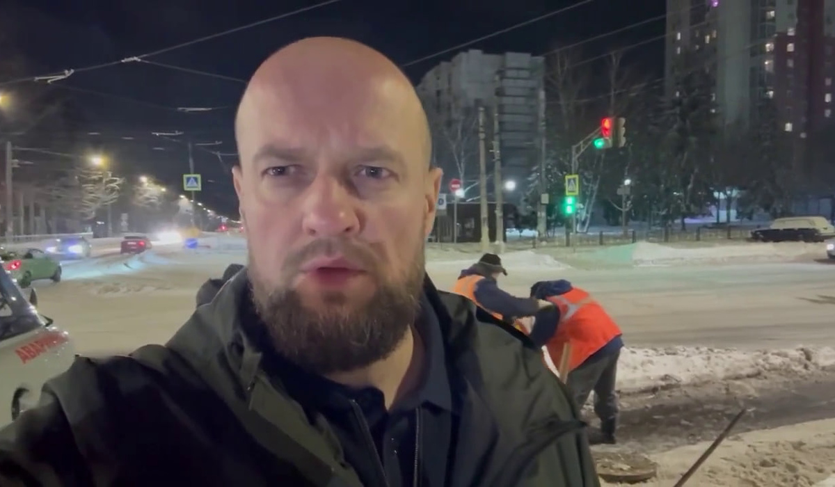 В Курске на улице Сумской устраняют засор в канализации