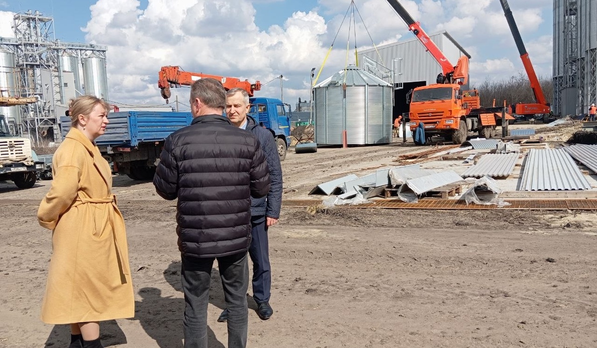 Александр Чепик узнал секреты производства курской сгущенки и наградил фермеров