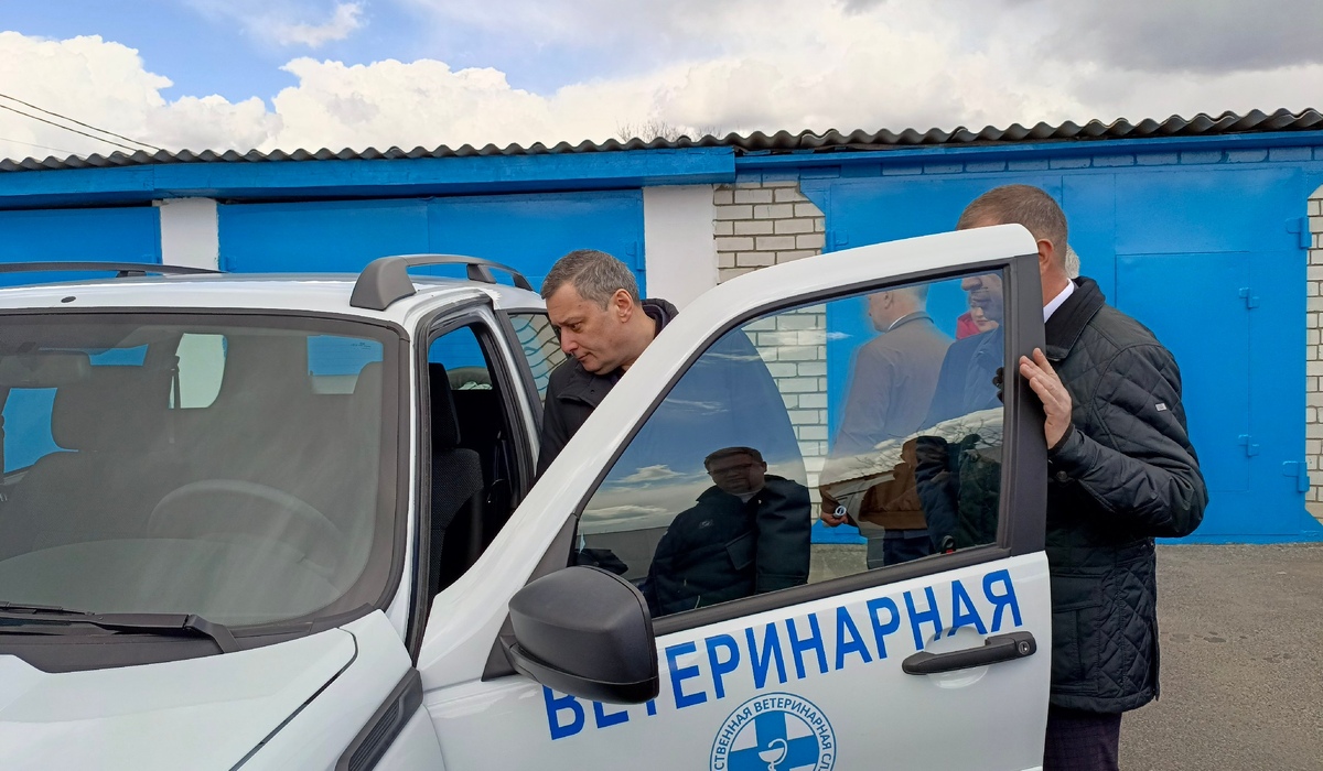 Александр Хинштейн вручил ключи от новых «Нив» ветеринарам Горшеченского района