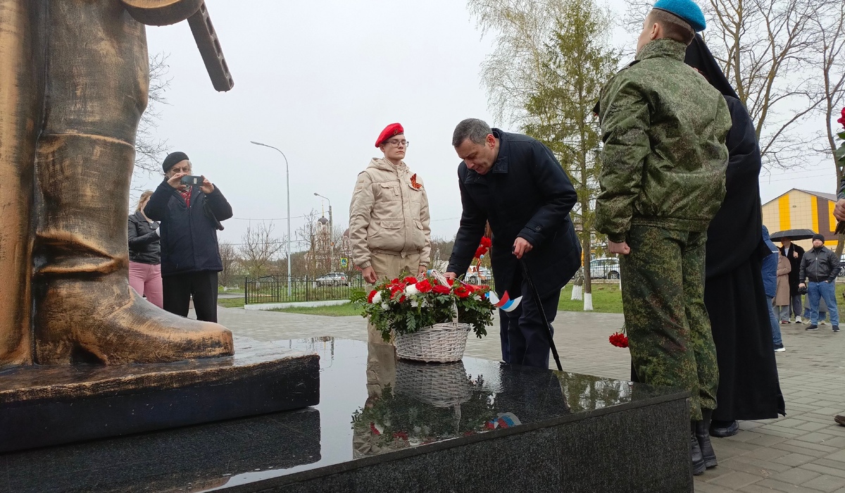 Александр Хинштейн возложил цветы к стеле погибшим воинам в селе Болото