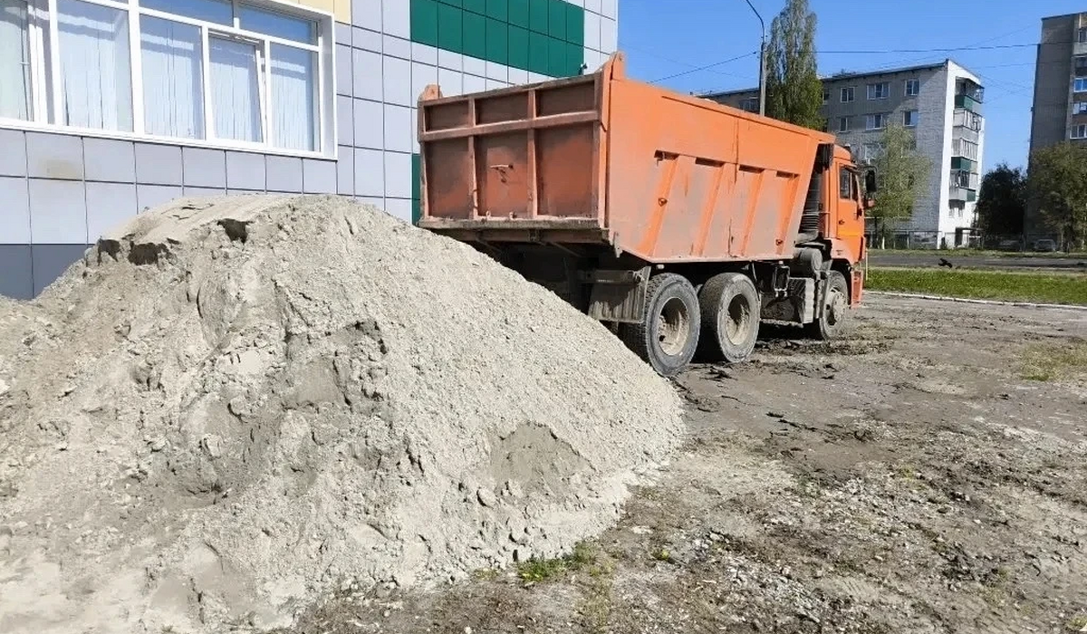 В Курске доставили песок в школы и детские сады для укрепления окон и фасадов