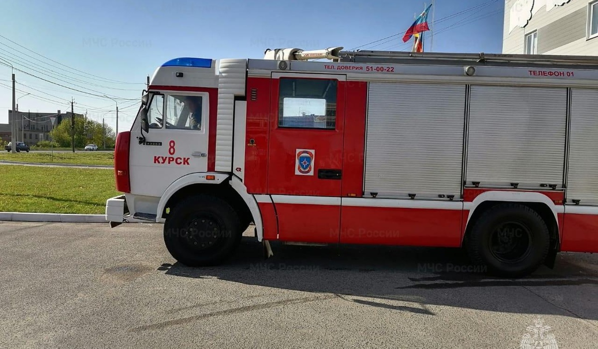 В Курской области 16 человек тушили пожар в деревне Сапогово