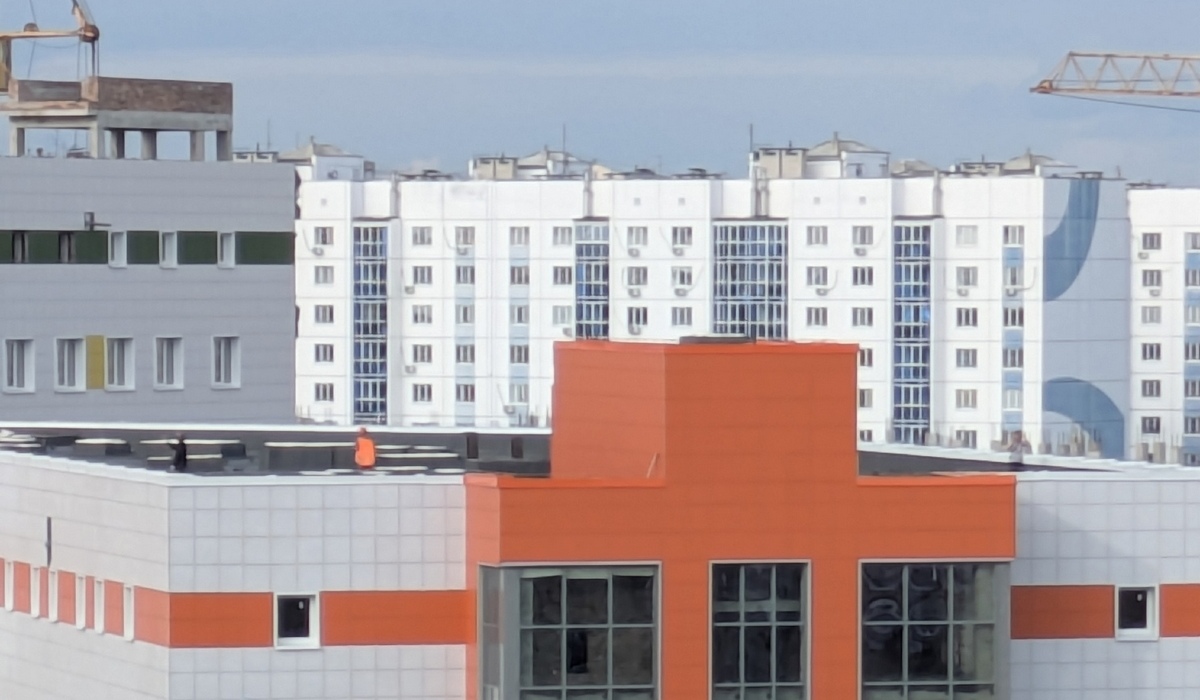 В Курске дети устроили игры на крыше строящейся больницы