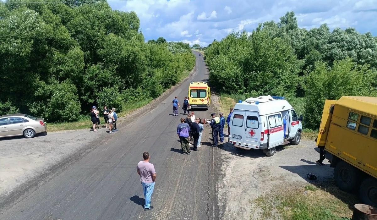 В Курской области в ДТП с ЗИЛом тяжело пострадал мотоциклист