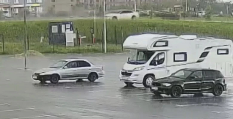 В Курске седан БМВ вылетел на тротуар и снес лавочку на проспекте Плевицкой