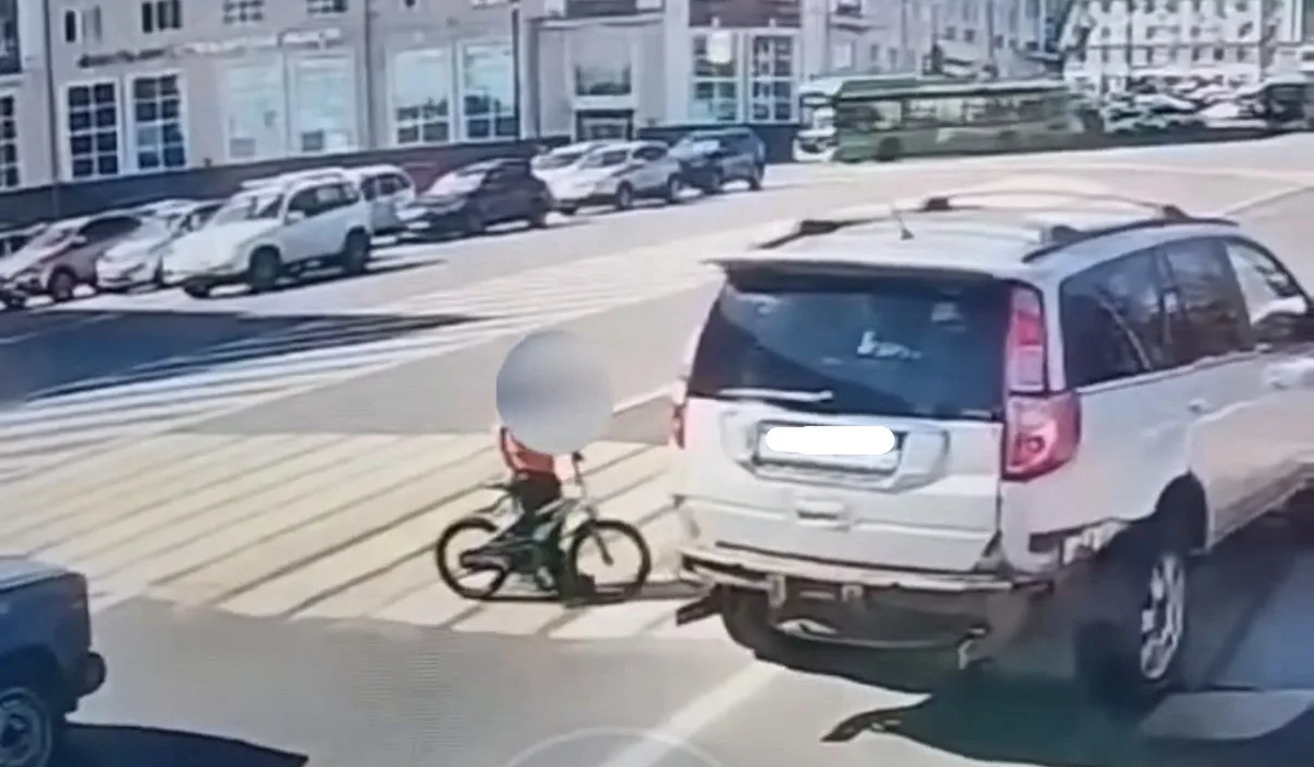 В Курске на Красной площади двое детей едва не попали под колеса автомобиля