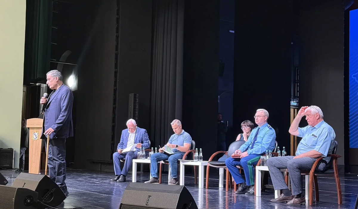 В Курске в «Свиридовском» началась встреча губернатора с жителями приграничья