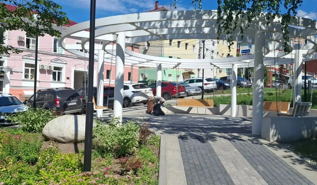 В Курске продолжаются работы по благоустройству парков и скверов