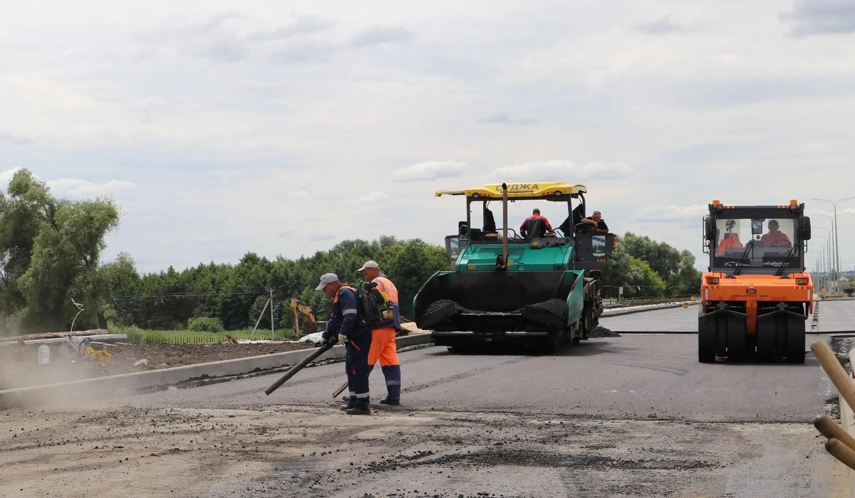 На проспекте Булатова в Курске началась укладка асфальта на мосту