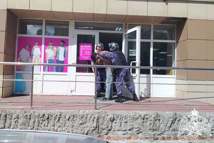 В Курской области росгвардейцы задержали мужчину, который проник в магазин