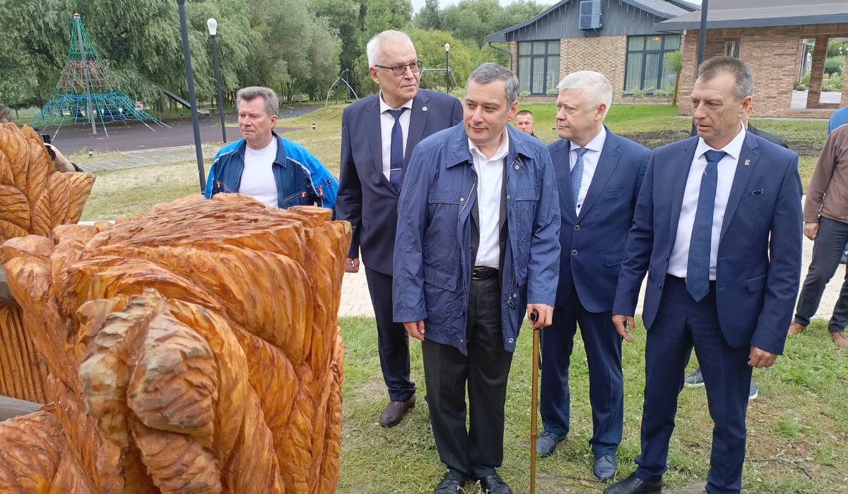 Хинштейн оценил ход благоустройства нового пляжа «Тёплое место» в Курчатове