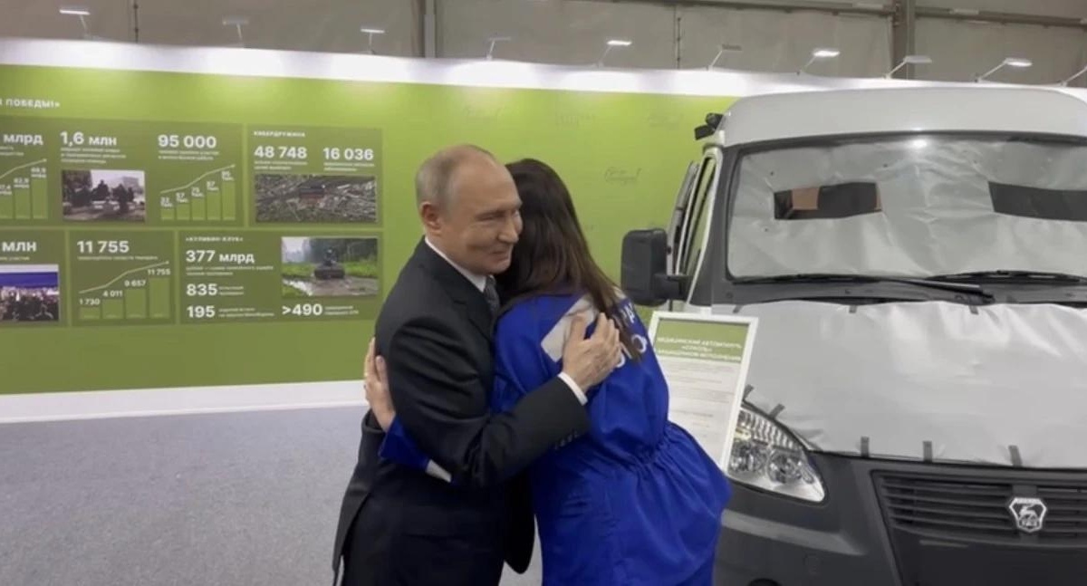 Президент Путин обнял фельдшера скорой помощи из Курской области Юлию Шабалину