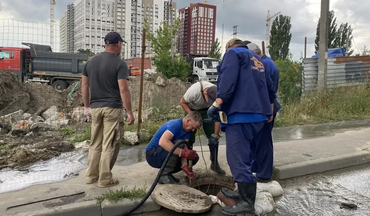 Мэр выехал на место прорыва канализации на улице Ольшанского в Курске