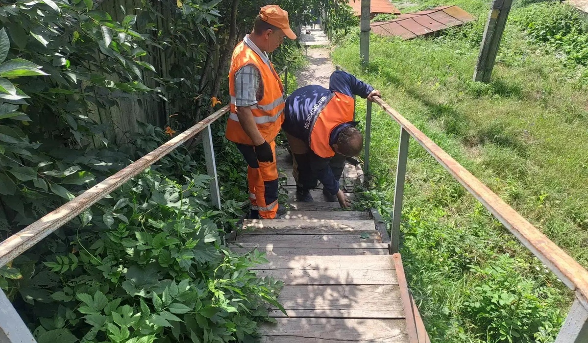 В Курске приступили к ремонту лестничного схода на улице Бочарова