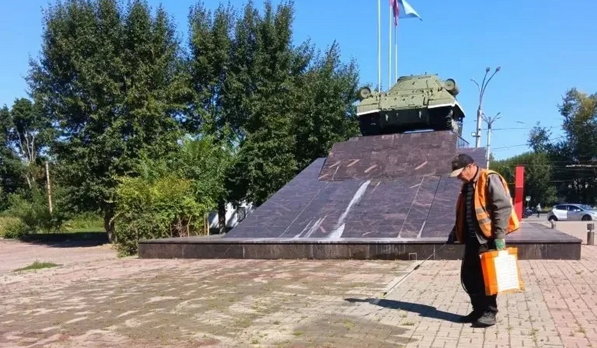 В Курске продолжают бороться с сорняками на тротуарной плитке