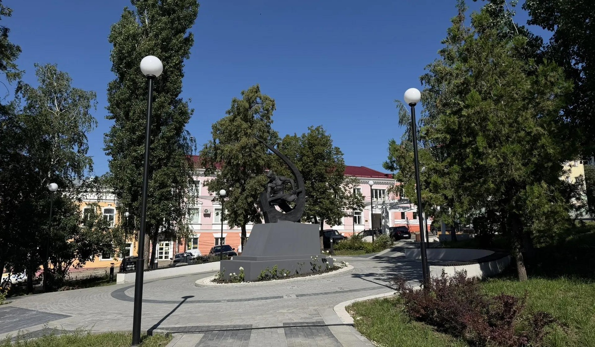 Мэр Курска проверил сквер «Спутник» во время утреннего обхода города