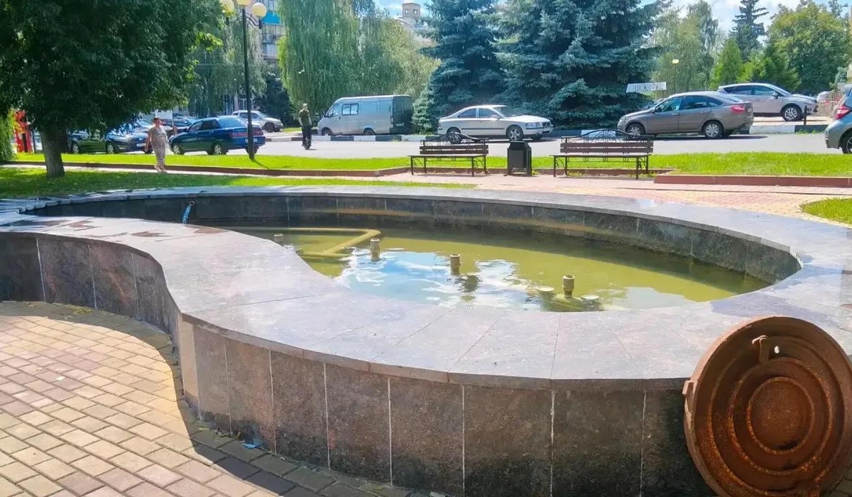В Курске фонтан у памятника Свиридову срочно очистили после действий вандалов