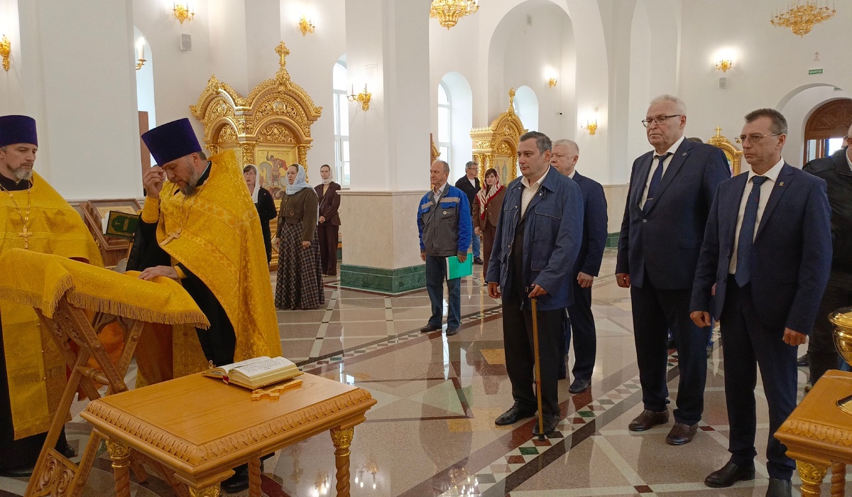 Губернатор Александр Хинштейн осмотрел Свято-Троицкий храм в Курчатове
