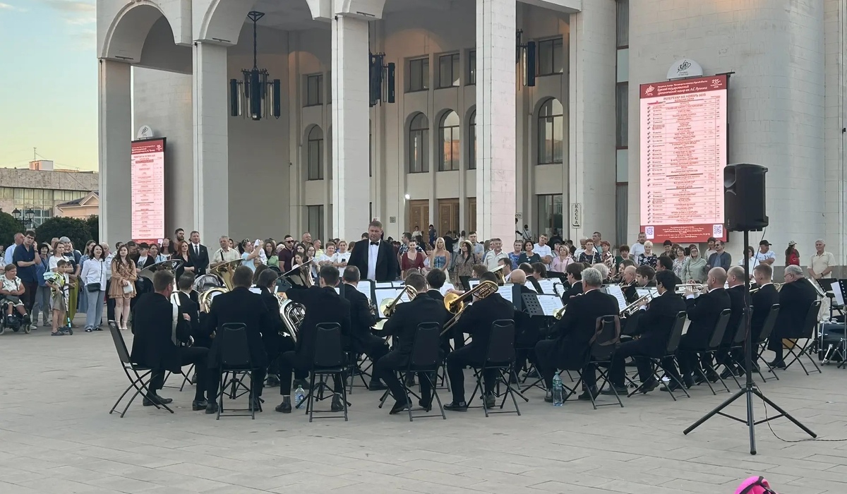 В Курске на Театральной площади прошёл благотворительный концерт